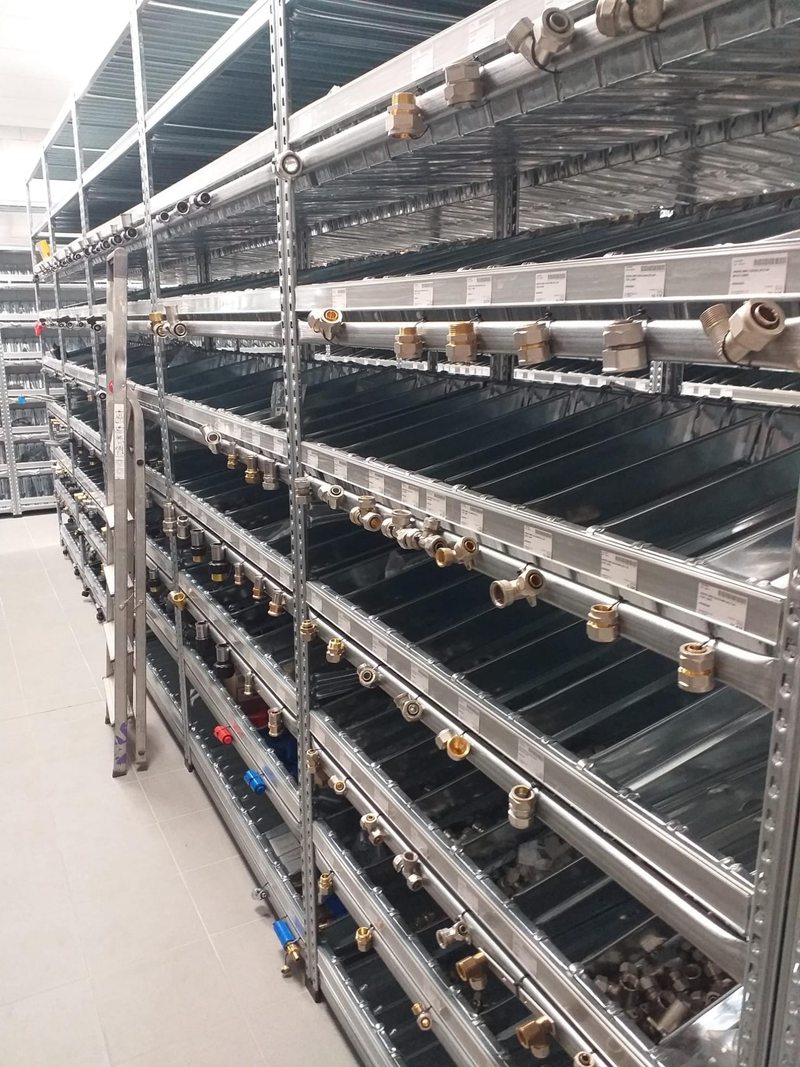 Bacs modulaires métalliques avec séparateurs et raccords présentés en façade.