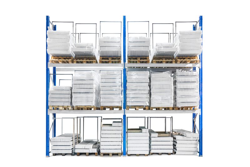 Rack à palettes chargé, vu de face, avec montants bleus et traverses métalliques.