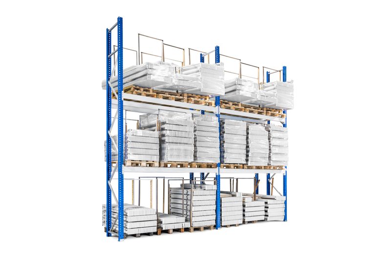 Vue en perspective d’un rack à palettes chargé sur plusieurs niveaux.