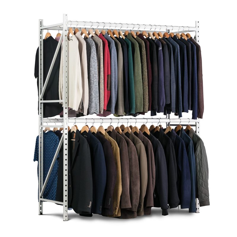 Rayonnage textile métallique avec vêtements sur cintres répartis sur deux hauteurs.